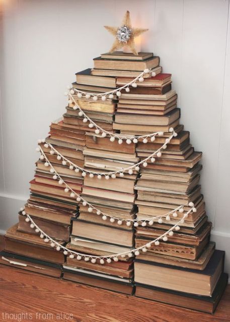 pilha de livros decorada com luzinhas de Natal