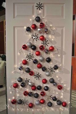 árvore de Natal feita com luzinhas e bolas presas na porta