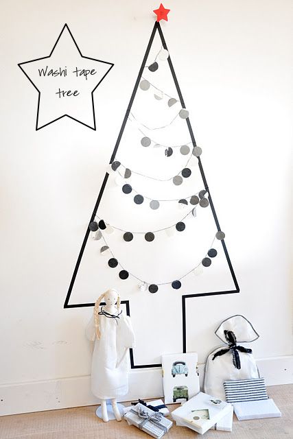 árvore de Natal feita com fita adesiva colada na parede