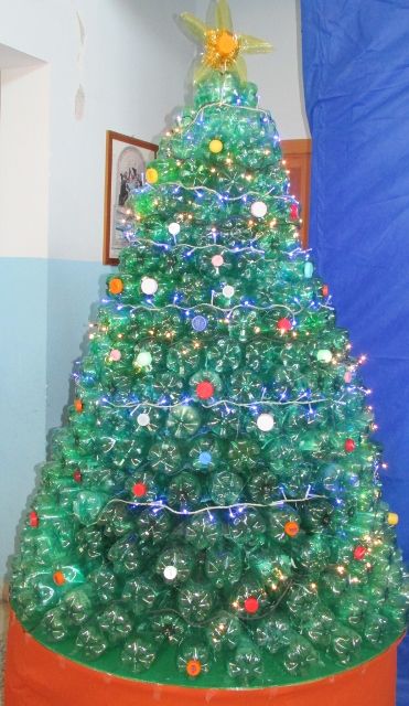 árvore de Natal feita com garrafas PETs deitadas