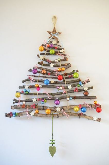 árvore de Natal na parede feita com gravetos 