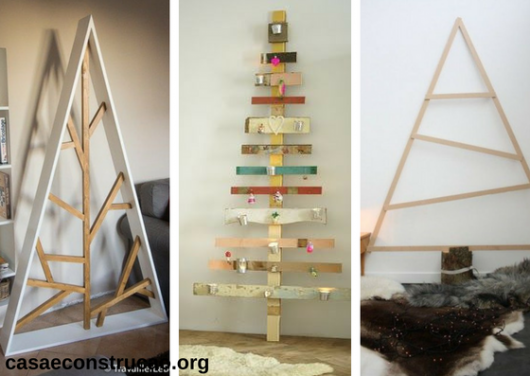 árvores de Natal feitas com estruturas de madeiras planas
