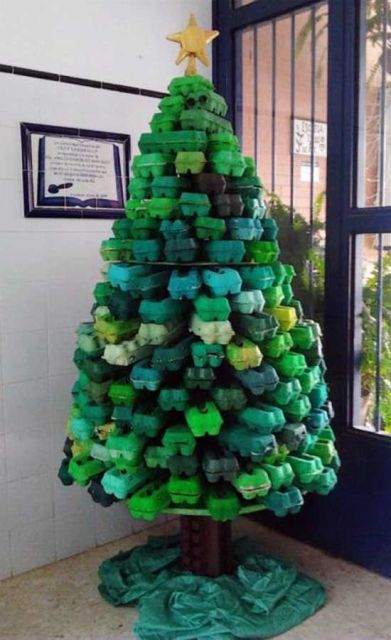 árvore de Natal feita com caixas de ovo verde