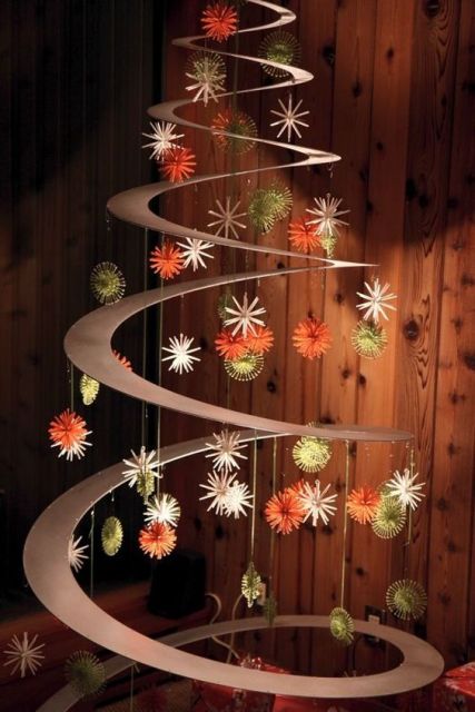 árvore de Natal suspensa com bolas decorativas ao redor de estrutura circular