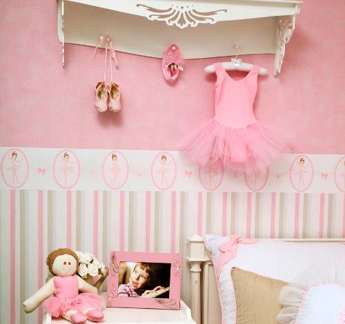 faixa para quarto de bebê rosa e com papel de parede listrado embaixo