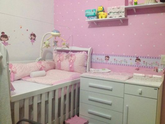 faixa para quarto de bebê feminino apenas em uma parede 