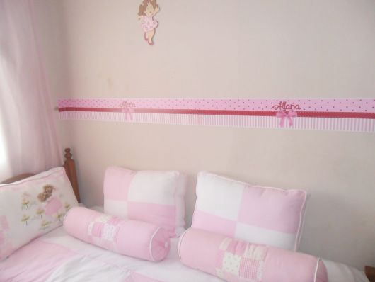faixas para quarto de bebê com desenho de laço e nome do bebê
