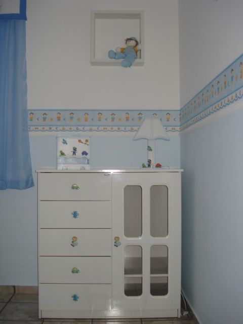 faixa para quarto de bebê azul dividindo uma parte da parede branca e a outra azul