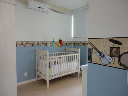 faixa para quarto de bebê com desenho de instrumentos musicais