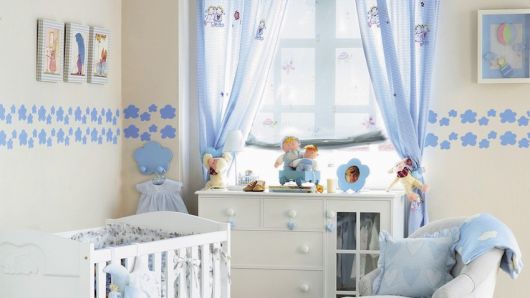 faixa para quarto de bebê com desenho azul e fundo bege