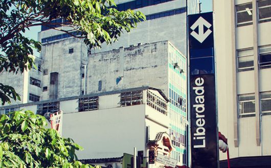 Foto da placa de metrô do bairro Liberdade, em São Paulo.