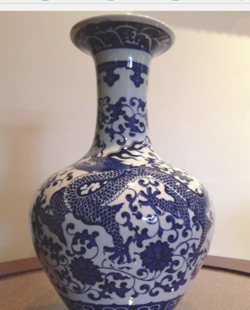 Vaso branco e azul, com desenho de dragão.