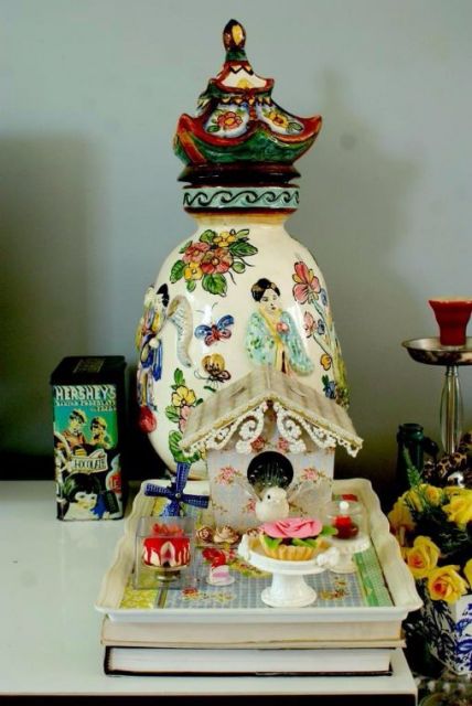 Vaso chinês colorido com outros itens decorativos.