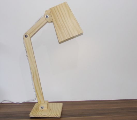 luminária de madeira na mesa