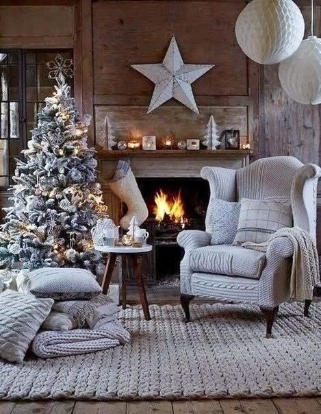 Sala de lareira com árvore de Natal.
