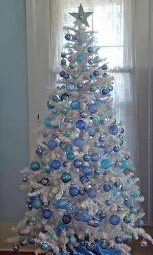 Árvore decorada com bolas azuis.