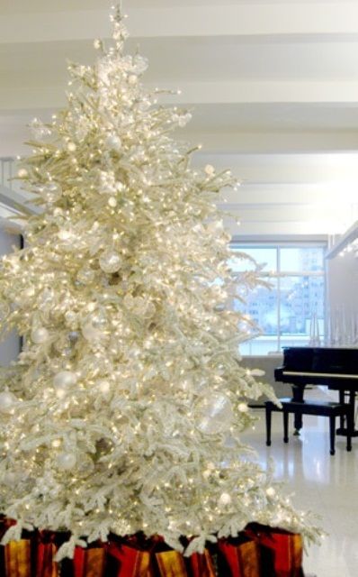 Árvore branca com luzes de LED.