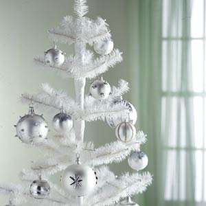 Árvore branca com bolas pratas.