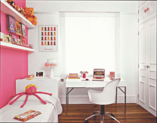 Quarto feminino na cor branca com rosa.