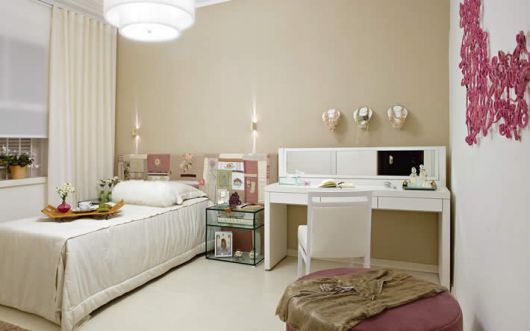 Quarto feminino clean nas cores branco com nude.