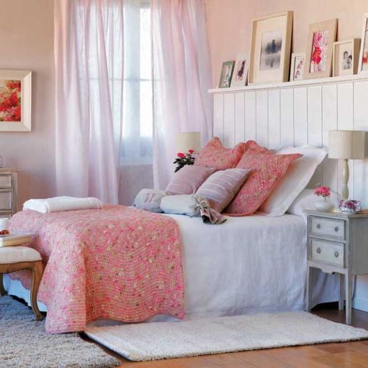 Quarto feminino na cor rosa bebe com branco.