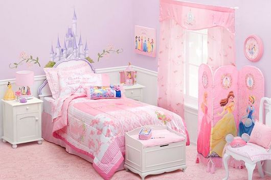 Quarto feminino rosa das princesas.