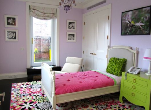 Modelo de quarto feminino na cor lilas com branco.