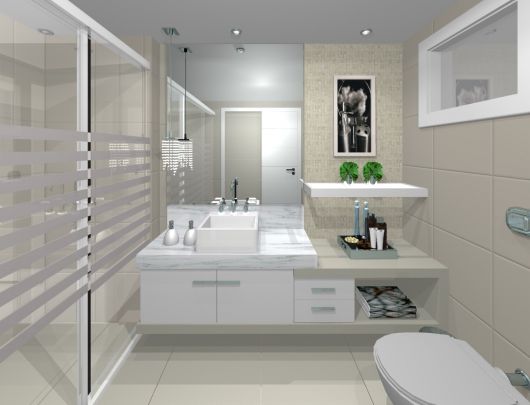 Modelo de banheiro branco clean com espelho e porta de correr.