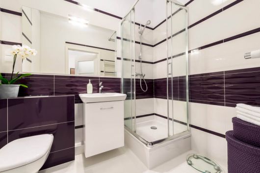 Modelo de banheiro roxo com branco.