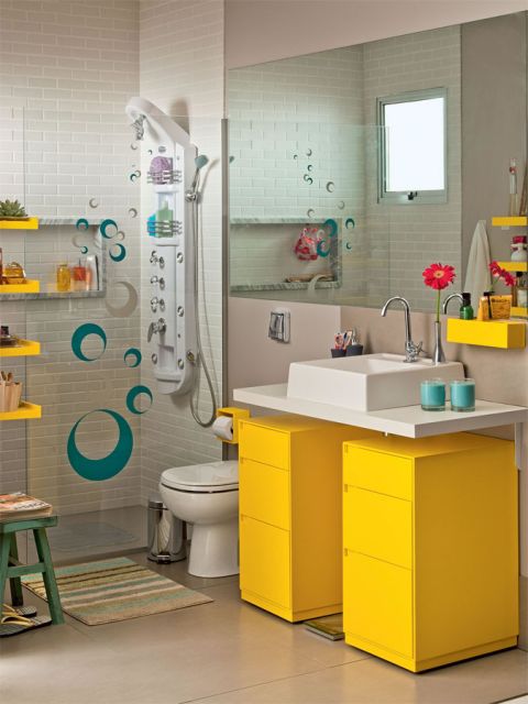 Modelo de banheiro pequeno decorado com adesivos de box em tons de amarelo e bege.