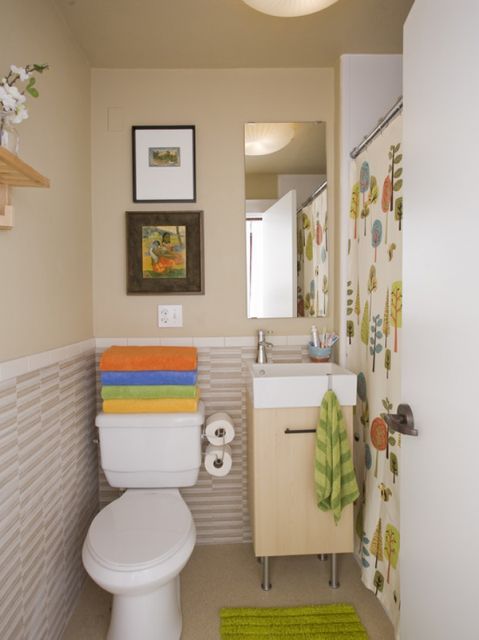Modelo de banheiro criativo com itens diversos coloridos.
