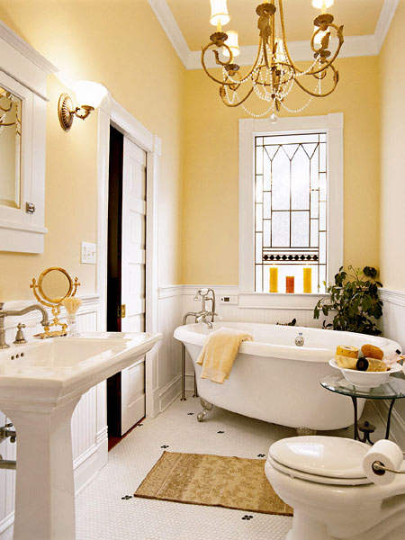 Banheiro pequeno nas cores amarelo com branco.