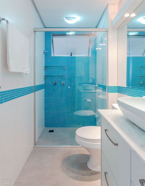 Banheiro feminino na cor azul com branco.