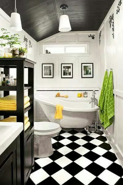 Banheiro pequeno nas cores preto e branco incluindo o chão.