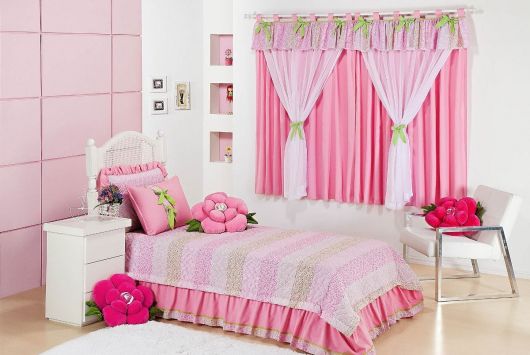 Modelo de quarto infanntil feminino cor de rosa bebe delicado com almofadas divertidas.