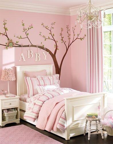 Quarto feminino cor de rosa com adesivo de parede de arvore.
