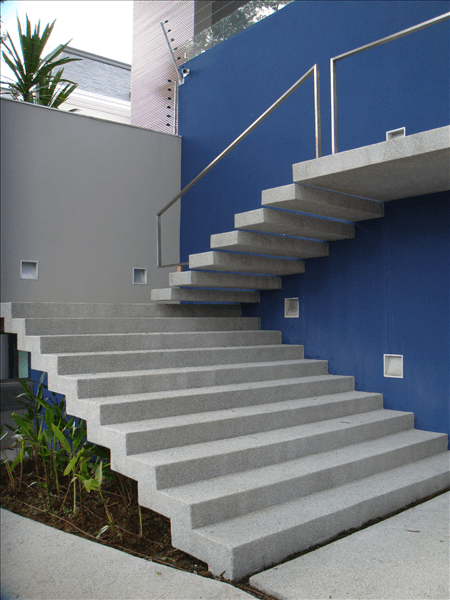 escada de concreto externa
