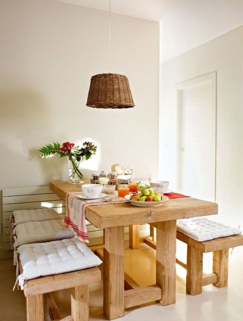 sala de jantar com mesa de madeira