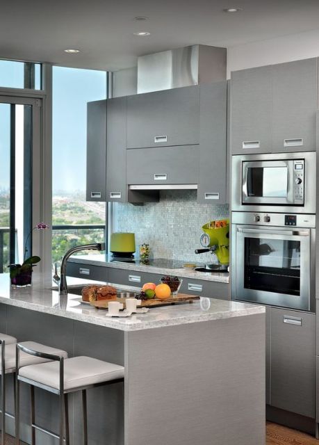 Modelo de cozinha na cor cinza (pequena) de apartamento.