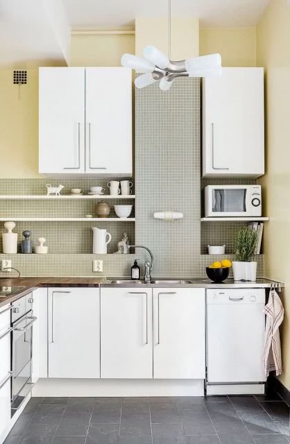 Modelo de cozinha branca com paredes amarelo claro.