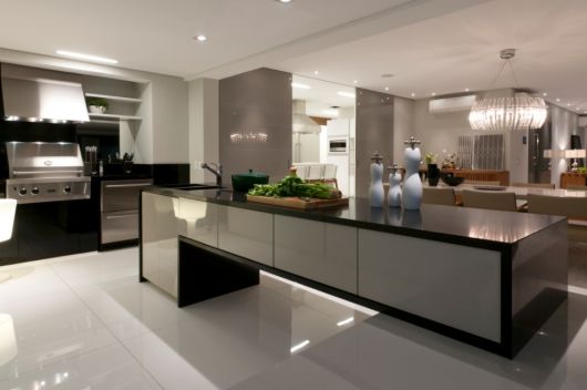 Cozinha ampla preta com cinza.