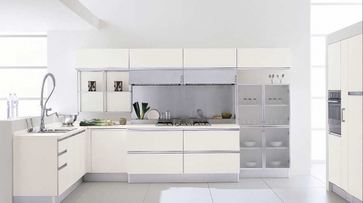 Cozinha branca com armários de vidro (estilo de cozinha ampla).