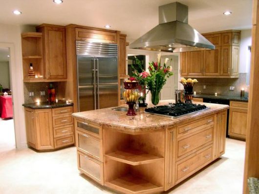 Cozinha de madeira americana, com balcão e armários de madeira rústica e pedra de mármore.
