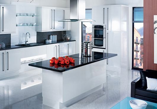 Cozinha branca com pedra de mármore preta.