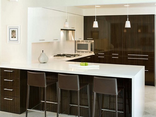 Cozinha moderna ampla nas cores preto e branco.