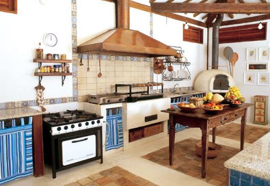 Modelo de cozinha brancarustica com marrom. 