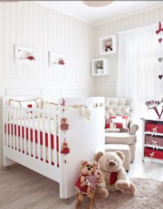 Quarto com paredes e móveis brancos, com roupa de cama e itens decorativos em vermelho.