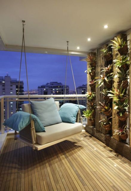 Foto de uma varanda gourmet em um apartamento alto com uma poltrona aconchegante próxima a um jardim vertical. 
