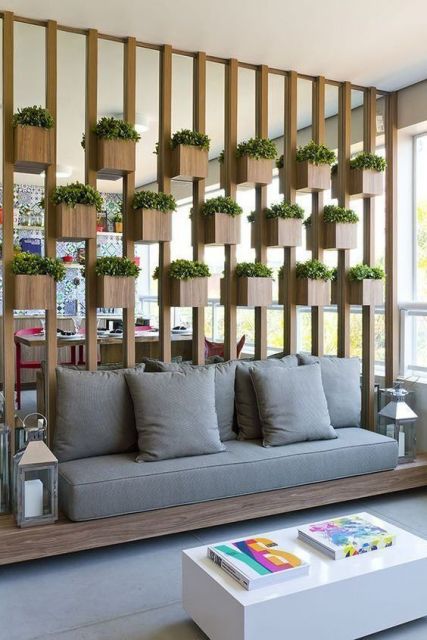 Foto de uma varanda gourmet com uma parede criativa de fundo transparente que se transforma em pequenos vasos de planta. 