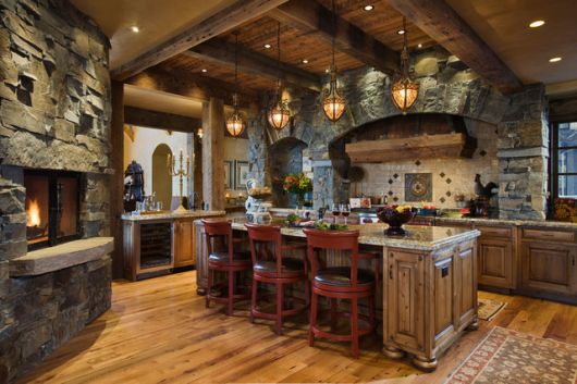 Cozinha com armários de madeira bruta, balcão amplo tudo em estilo rústico.